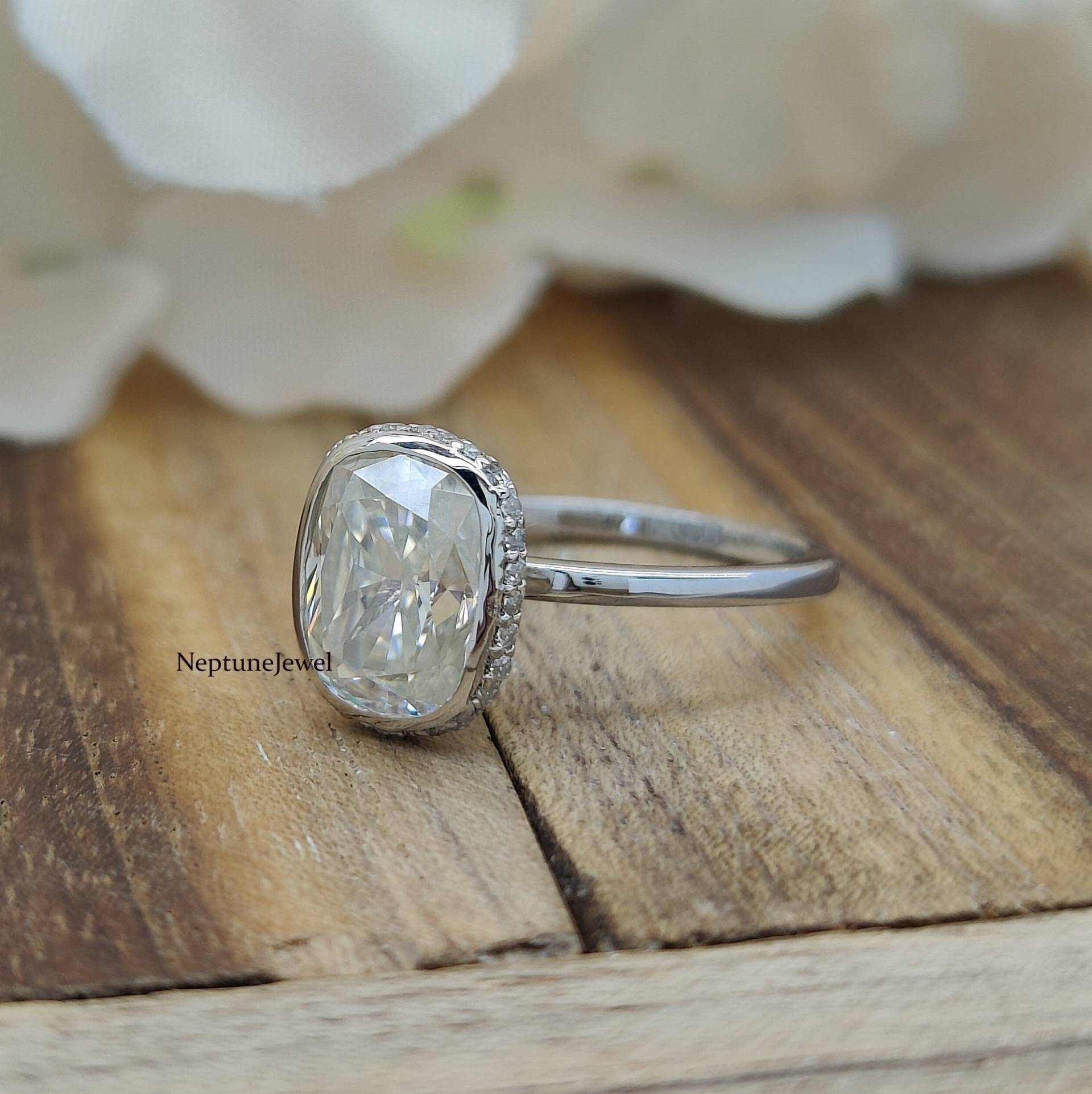 2.50 Ct Länglicher Kissen Crushed Ice Cut Verlobungsring/14K Gelbgold Moissanite Lünette Ehering Versteckter Halo Ring von NeptuneJewel