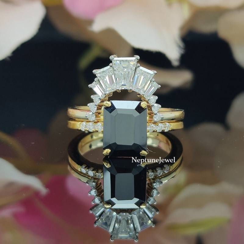 2.5Ct Smaragd Schwarz Moissanit Solitär Verlobung Braut Set/14K Gold Schwarzer Mit Curve Band Tapered Baguette Und Runder Diamant Cz von NeptuneJewel
