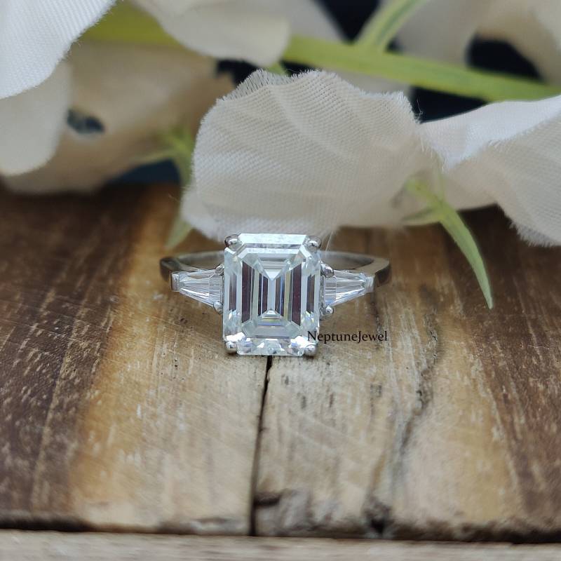 2.75Ct Smaragd Und Baguette Moissanit Ring/3-stein Silber, 14K Solid Gold Lab Diamant Ehering Solitär Simulierter Diamantring von NeptuneJewel