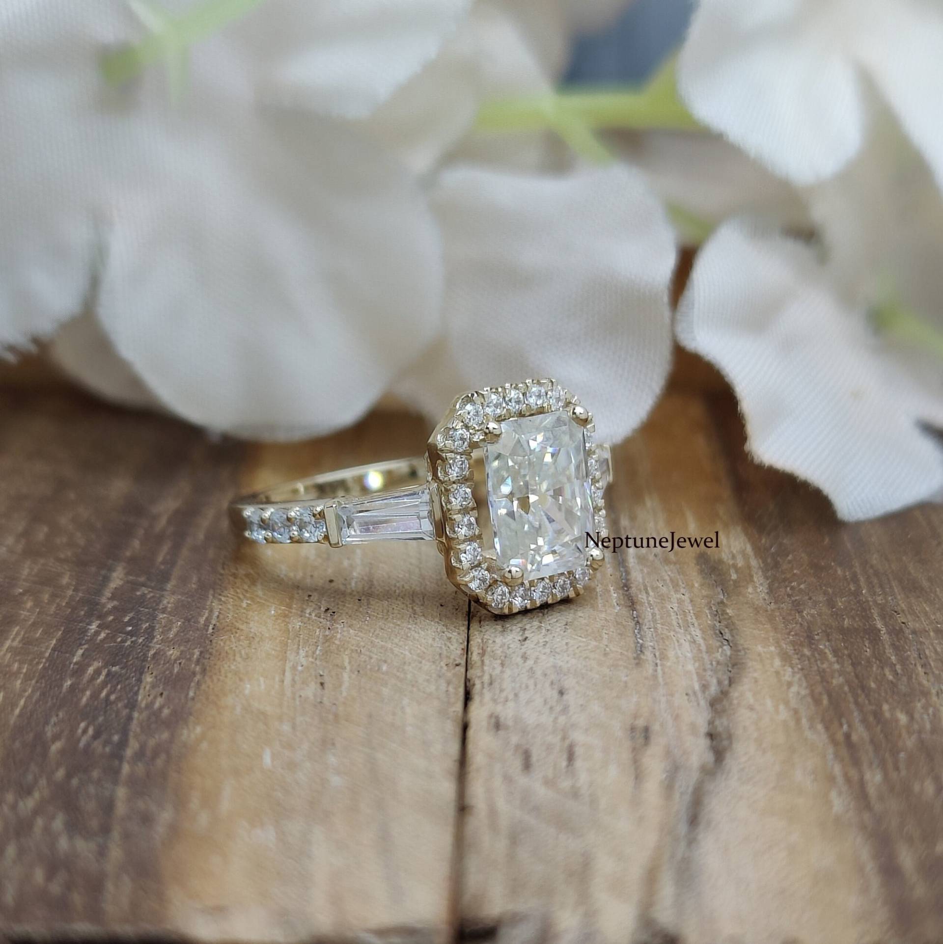 2.75Ct Strahlender Und Baguette Moissanit Ring/3-Stein Silber, 14K Massivgold Ehering/ 3 Stein Solitär Mit Akzent Simuliert Diamant Rin von NeptuneJewel