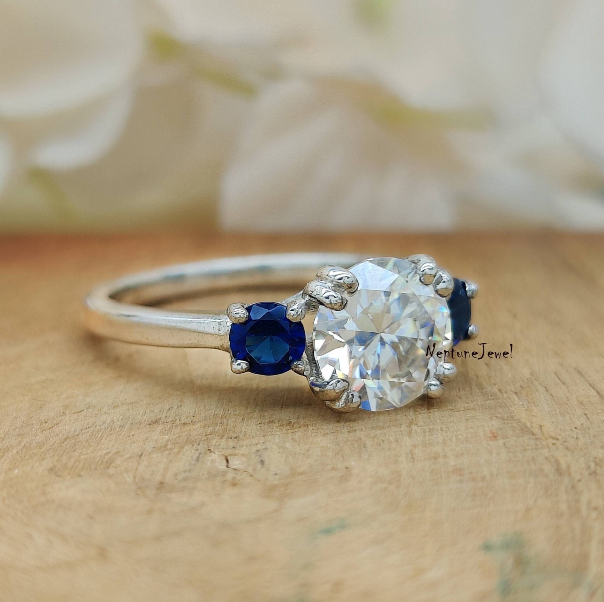 Rundschliff Simulierter Diamant Verlobungsring/3-stein Doppel Prong Set Moissanite Ehering 14K Gold, 925 Silber Blauer Saphir Ring von NeptuneJewel