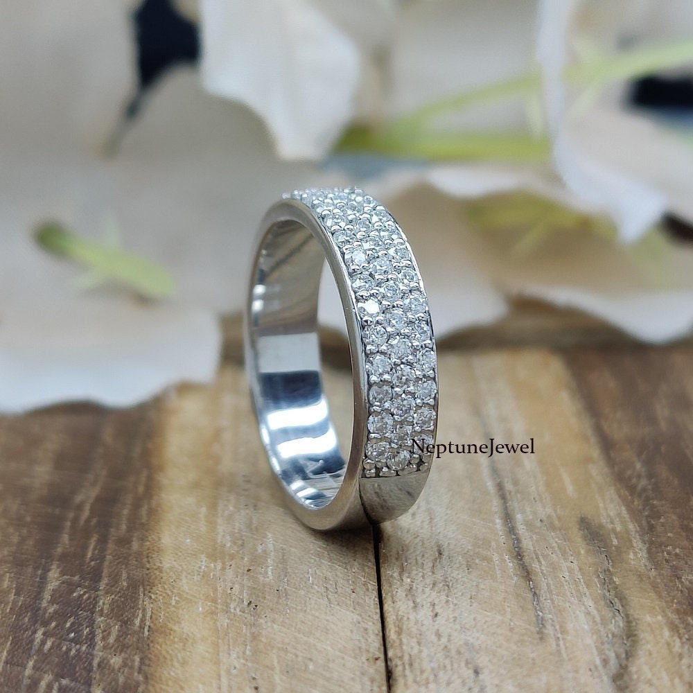 Zierliches 3-Reihiges Verlobungsband Aus Moissanit Im Rundschliff/Halb-Ewigkeits-Ehering Für Damen 14K Gold/Passendes Ehering/Muttertagsgeschenk Zierliches 3-Reihiges Verlobungsband Aus Moissanit Im Rundschliff/Halb-Ewigkeits-Ehering Für Damen 14K Gold/Passendes Ehering/Muttertagsgeschenk von NeptuneJewel
