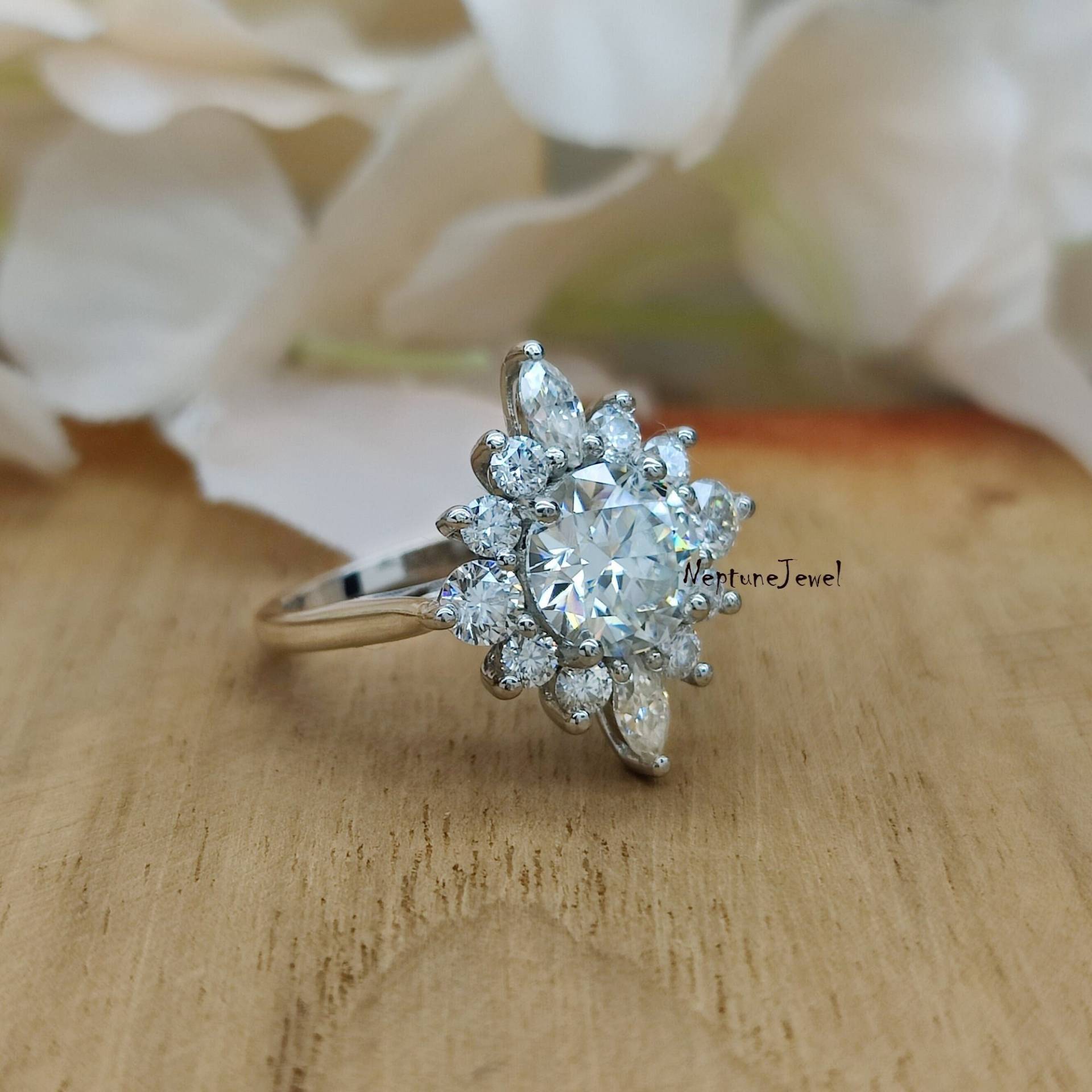 star Burst Halo Ring/Runder Moissanit Verlobungsring Pear & Round Cut Akzent Diamanten 925 Silber Simulant Diamant Ehering von NeptuneJewel