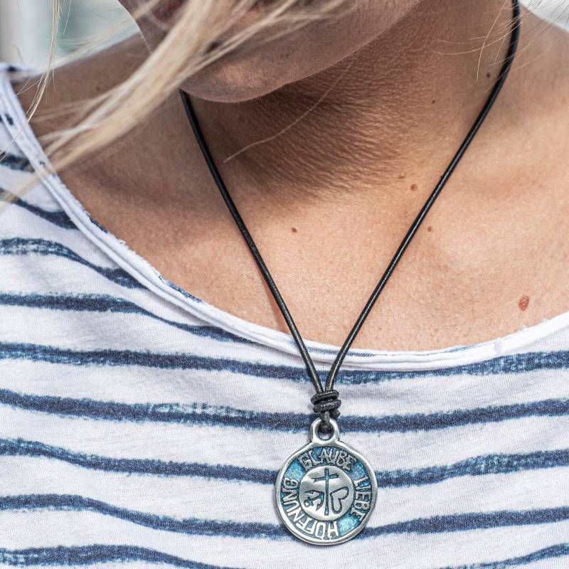 Glaube Liebe Hoffnung Anhänger Türkis, Am Schwarzen Lederband 2 Mm von Neptunsgeschmeide