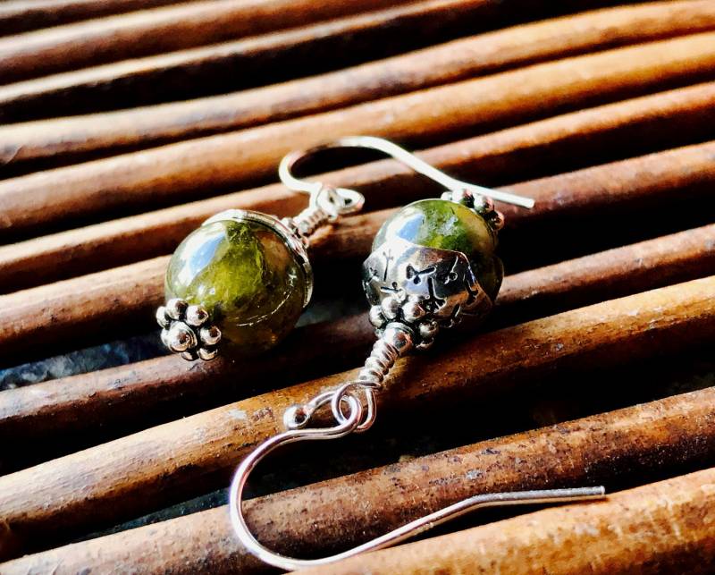 Grüne Granat Ohrringe Handmade Sterling Silber Perlenkappen Grüne Granat Ohrringe Handmade Sterling Silber Perlenkappen von NequalsOne