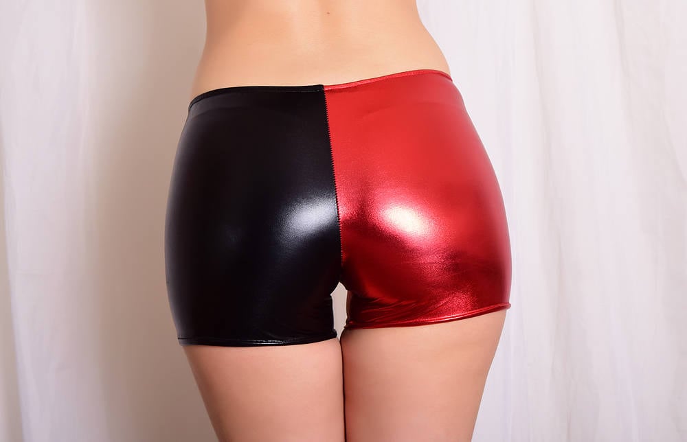 Metallic Cosplay Shorts Rote Und Schwarze Hotpants Metallic Cosplay Shorts Rote Und Schwarze Hotpants von NerayArt