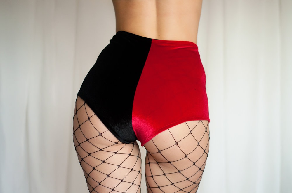 Rot Und Schwarz Samt Cosplay Shorts Mit Hoher Taille von NerayArt