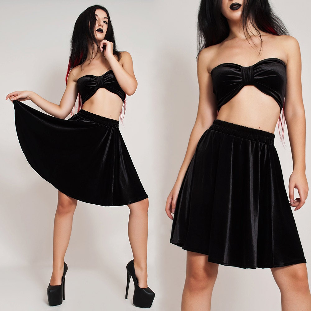 Schwarzer Samt Skater Rock, Hohe/Niedrige Taille, Retro Gothic Tellerrock, Made To Order von NerayArt