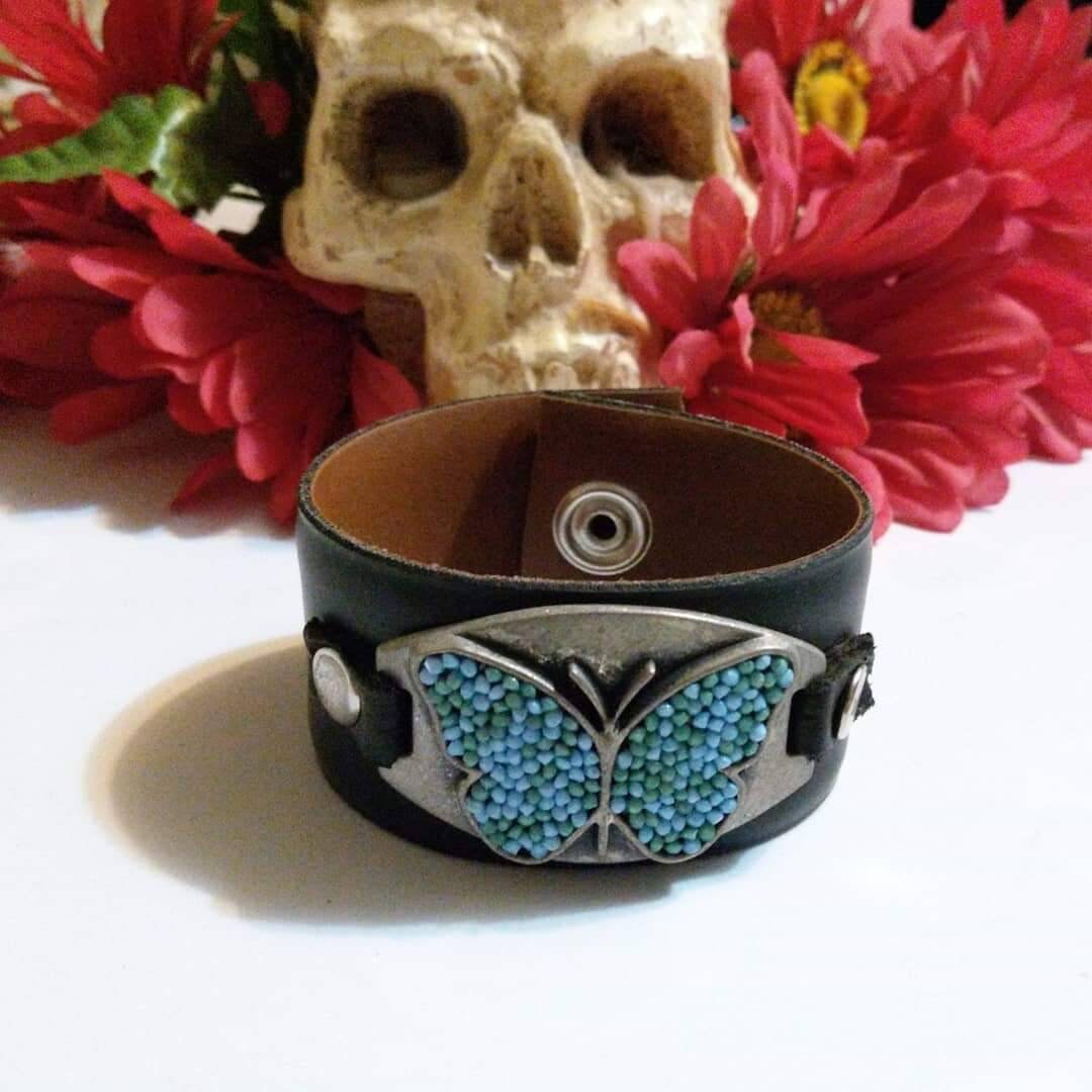 Blauer Schmetterling Leder Armreif Blauer Schmetterling Leder Armreif von NerdtopiaCreations