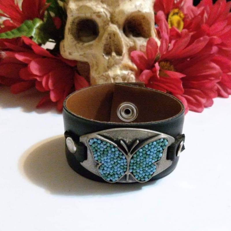 Blauer Schmetterling Leder Armreif von NerdtopiaCreations