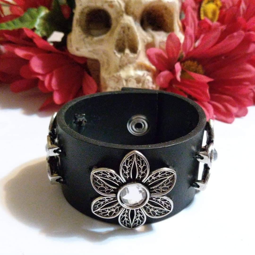 Blumen Leder Armreif Blumen Leder Armreif von NerdtopiaCreations