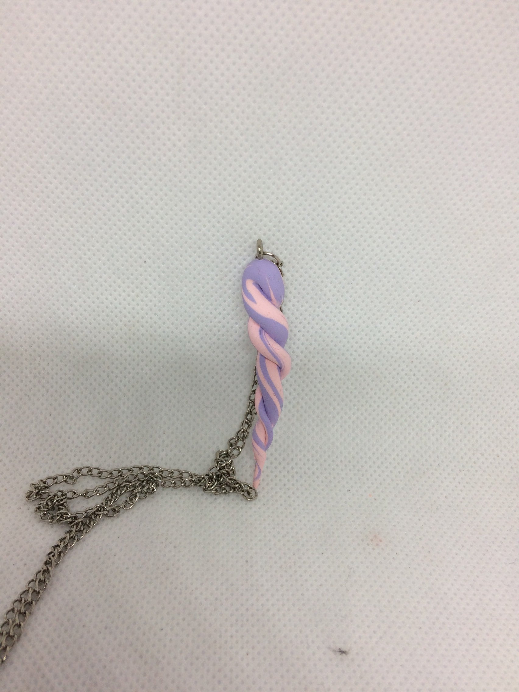 Rosa Und Lila Einhorn Horn Halskette, Baby Verliert Sein Baby-Horn Rosa Und Lila Einhorn Horn Halskette, Baby Verliert Sein Baby-Horn von NerdyFluttershy