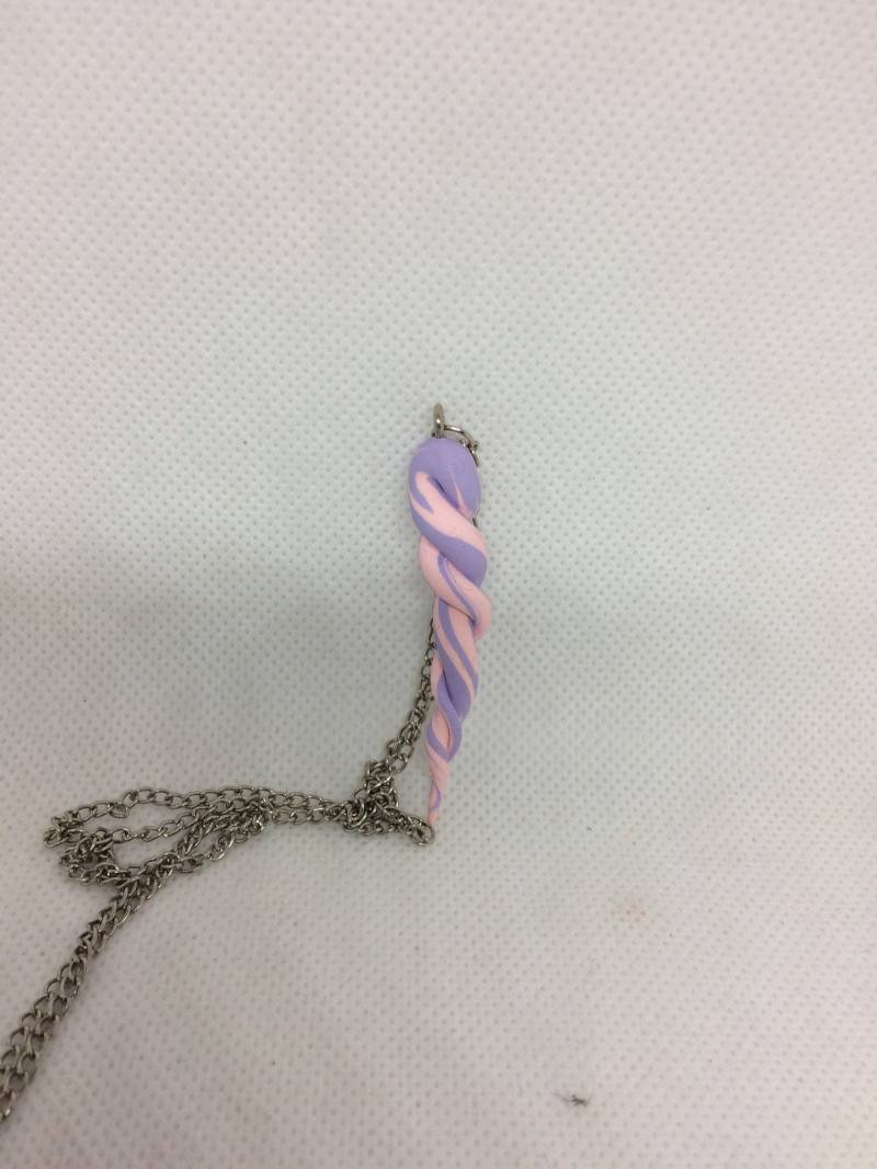 Rosa Und Lila Einhorn Horn Halskette, Baby Verliert Sein Baby-Horn von NerdyFluttershy