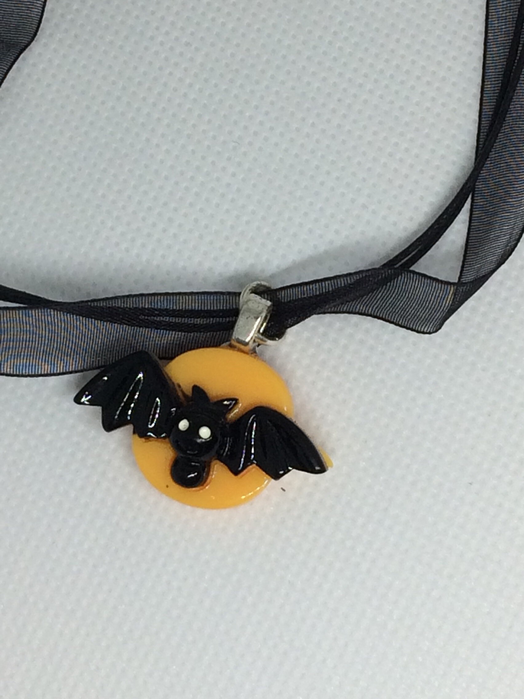 Süße Halloween Fledermaus Im Mond Süße Halloween Fledermaus Im Mond von NerdyFluttershy