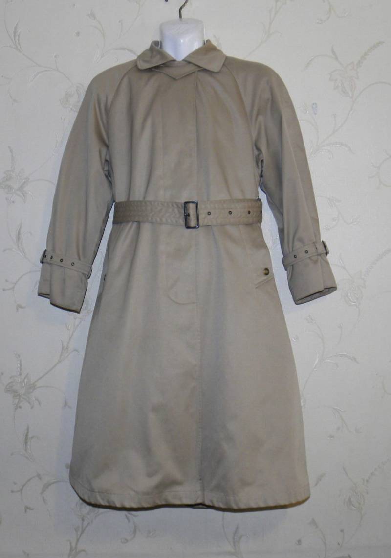 Vintage Beige Fabric Evan-Picone Button Belted Removable Lining Coat Chest Sz 44 Vintage Beige Fabric Evan-Picone Button Belted Removable Lining Coat Chest Sz 44 von NeringasVintageStore