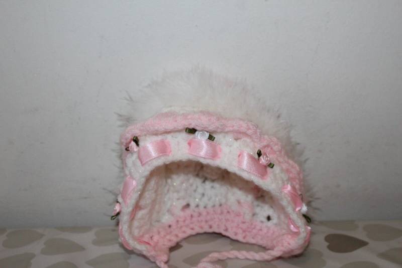 Vintage Hand Made Pink White Knitted Flowers & Feathers Tie Newborn Winter Hat Sz 0-6 Vintage Hand Made Pink White Knitted Flowers & Feathers Tie Newborn Winter Hat Sz 0-6 von NeringasVintageStore