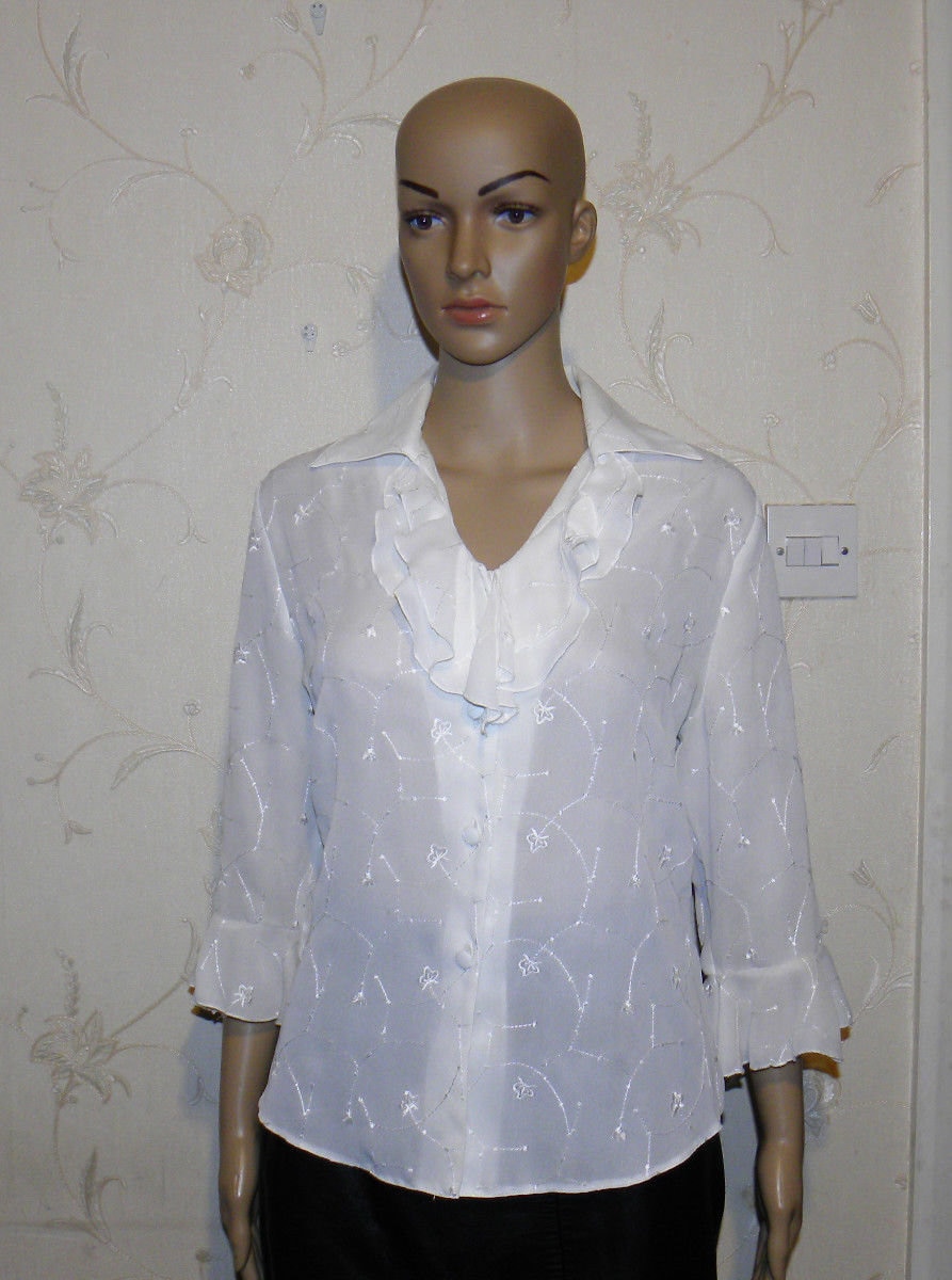 Vintage Nice White Besbroiden Button Ruffle 3/4 Sleeve Casual Party Blouse Sz 14/42 von NeringasVintageStore