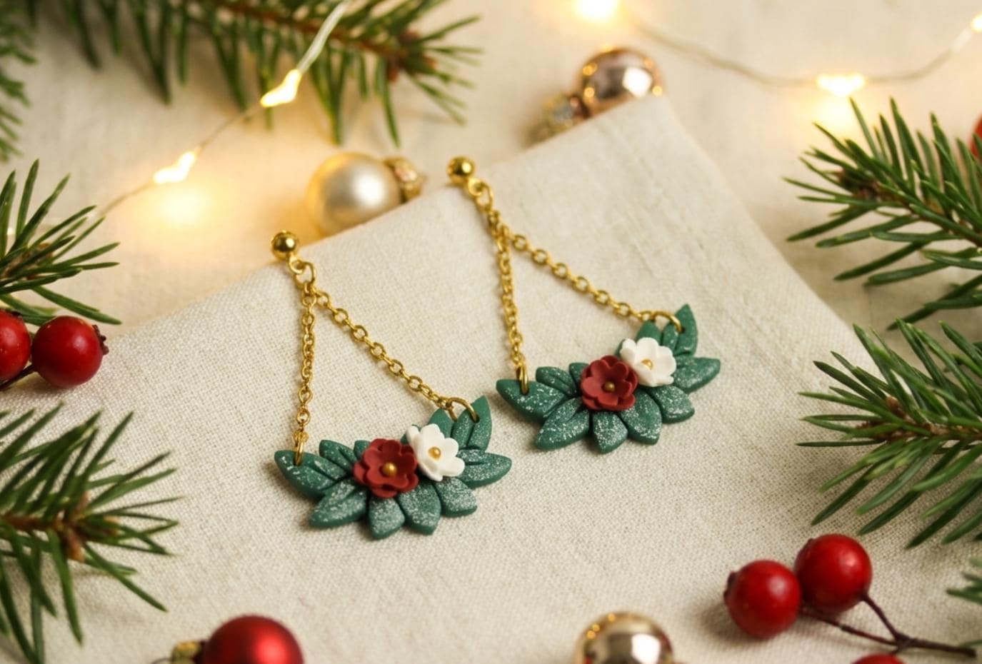 Mistelzweig Polymer Clay Hängeohrringe - Handgefertigte Weihnachts-statement Ohrringe von Nerminora