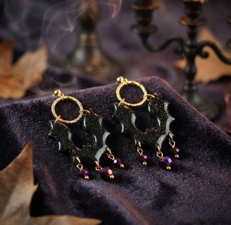 Fledermaus Ohrringe Mit Lila Kristallperlen - Polymer Clay Schmuck | Halloween Edition von Nerminora