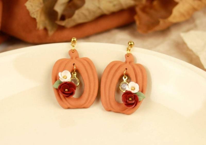 Herbstliche Kürbis-Blumen Ohrringe - Handgefertigte Polymer Clay Statement von Nerminora