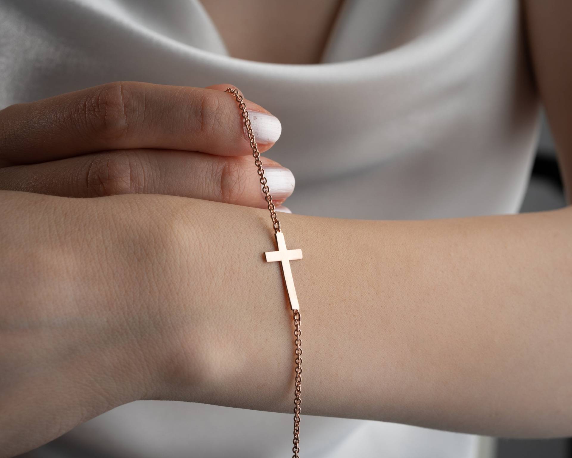 Custom Gold Kreuz Armband Frauen Silber Name Zierliche Rose Birthstone Mit Bettelarmband Weihnachtsgeschenke von NeshelyJewelry