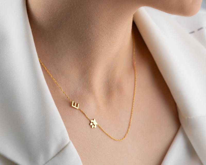 Personalisierte Erste Halskette Gold Für Frauen Minimalist Silber Brief Anhänger Zierliche Seitlich Initialen Weihnachtsgeschenke Mama von NeshelyJewelry