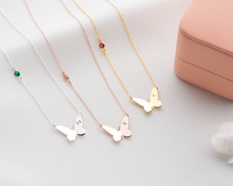 Personalisierte Gold Schmetterling Halskette Anfang Silber Birthstone Dainty Mai Frauen Emerald Schmuck von NeshelyJewelry