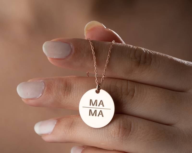 Personalisierte Mama Halskette, Benutzerdefinierte 14K Gold Disc Gravur Mom Oma Muttertagsgeschenk von NeshelyJewelry