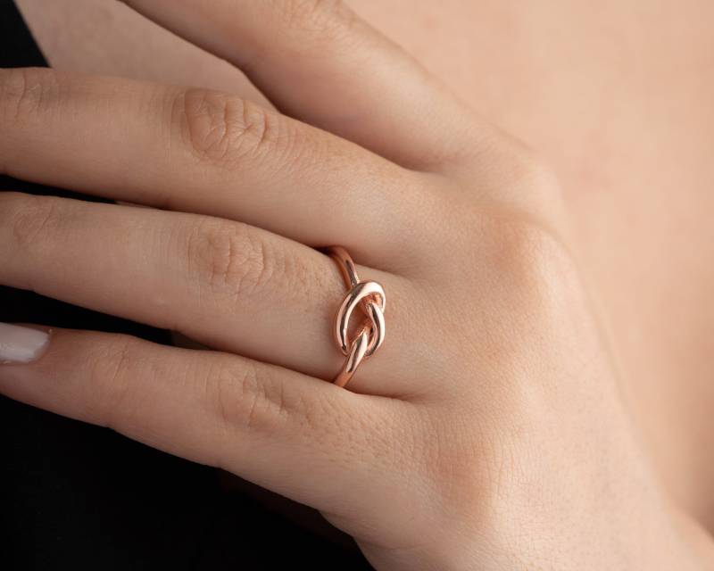 Zierliche Gold Knoten Ring Rosegold-Liebhaber Sterling Silber Versprechen Infinity Mutter Tochter von NeshelyJewelry