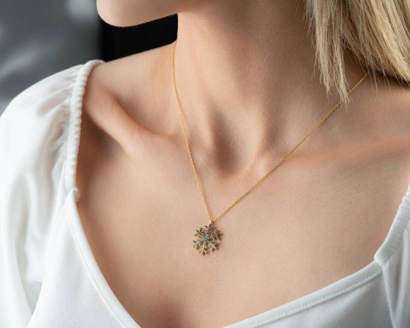 Zierliche Schneeflocke Halskette Minimalist Gold Anhänger Silber Bunte Talisman Weihnachtsgeschenke Für Frauen von NeshelyJewelry