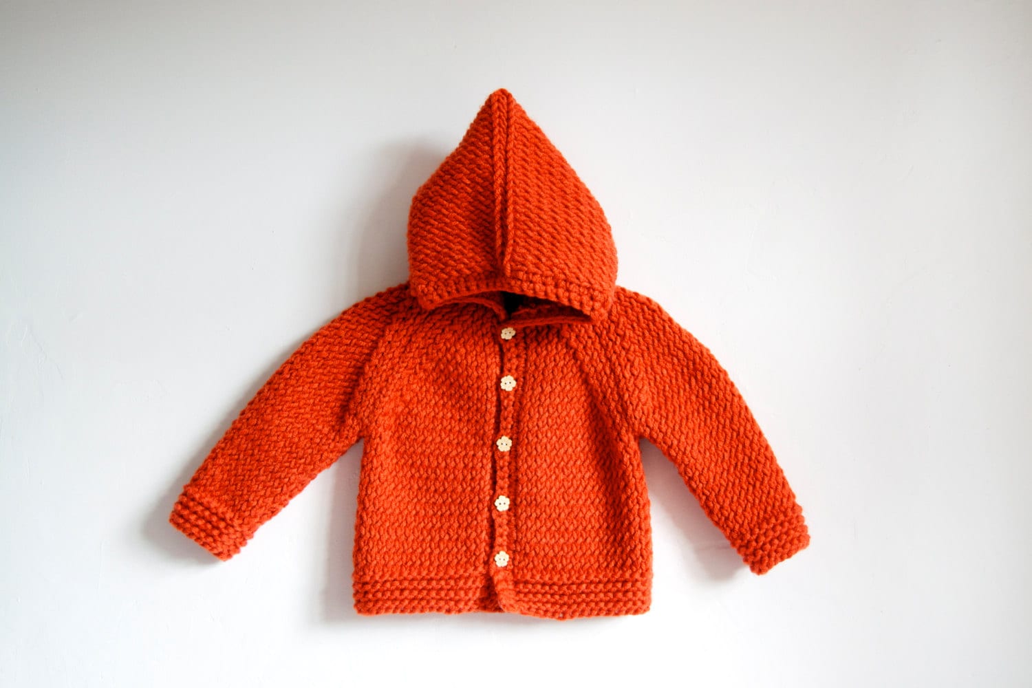 Handgestrickte Baby Mädchen Wolle Hoodie Strickjacke/Jacke, Chunky, Duffel Coat von NeslisHandcrafts