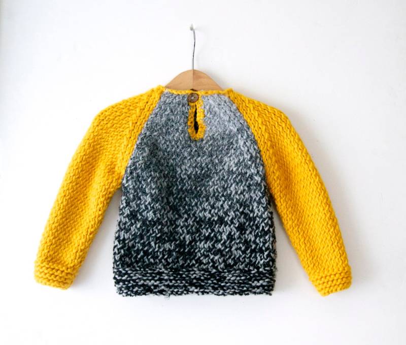 Hand Gestrickter %100 Wollpullover, Kinderpullover, Grau, Schwarz-Weiß, Mischwolle Mit Gelben Ärmelfarben von NeslisHandcrafts