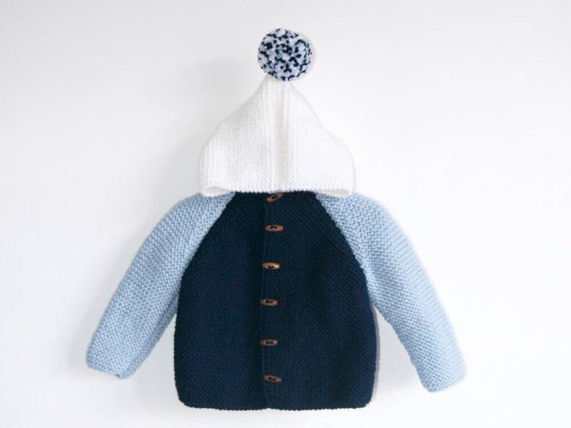 Hand Gestrickter Baby Boy Wollpullover Cardigan/Jacke, Chunky, Duffel Coat, Raglan Mit Pom Pom, Dunkelblau-Hellblau Und Weiß von NeslisHandcrafts