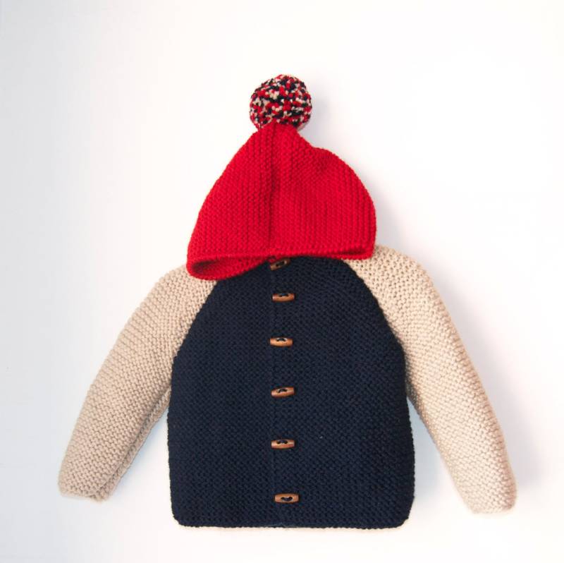 Hand Gestrickter Baby Boy Wollpullover Cardigan/Jacke, Chunky, Duffel Coat, Raglan Mit Pom Pom, Dunkelblau-Sand Beige Und Rot von NeslisHandcrafts