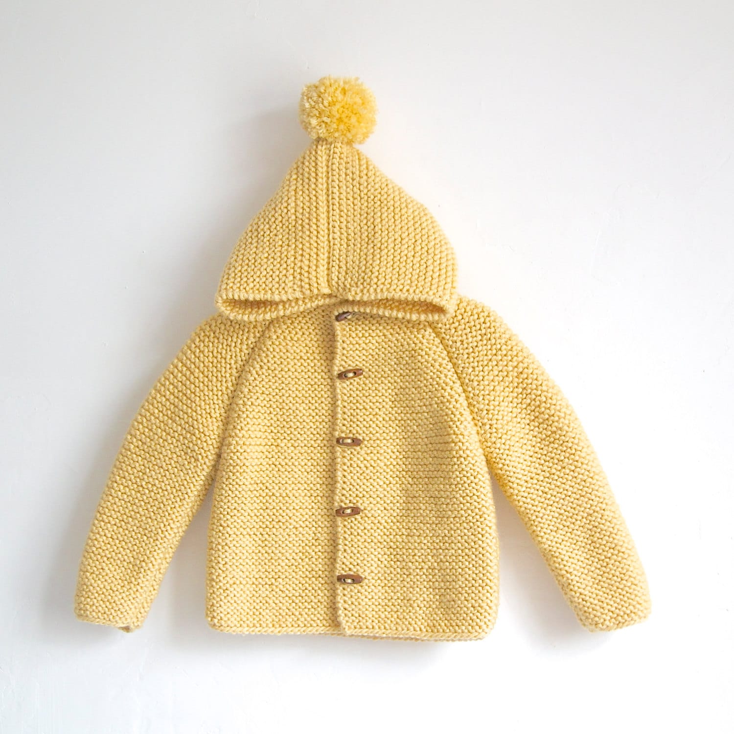 Hand Gestrickter Baby Hoodie Cardigan/Jacke, Chunky, Duffel Mantel, Raglan Mit Pom von NeslisHandcrafts