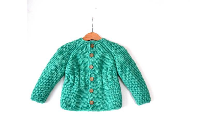 Handgestrickte Baby/Kleinkind Mädchen Jacke/Jacke, Grobstrick, Raglan Ärmel, Zopfmuster Vorne Und Hinten, Kokosnuss Knöpfen von NeslisHandcrafts