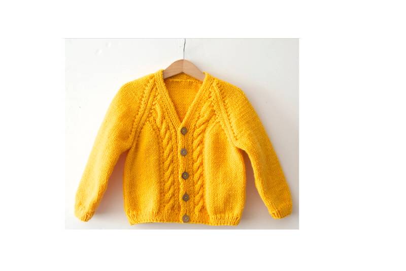 Handgestrickte Wolle Baby Strickjacke Zopfmuster Jacke Mit V-Ausschnitt von NeslisHandcrafts