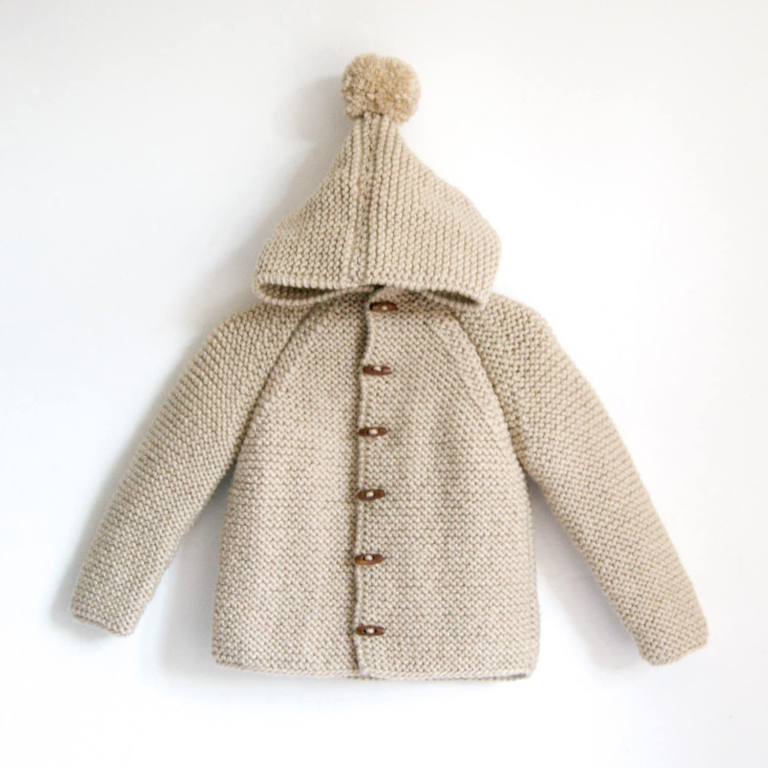 Handgestrickte Unisex Kinder Kapuzenjacke/Jacke, Chunky, Duffel Coat, Raglan Mit Bommel, Bildfarbe Sandbeige von NeslisHandcrafts