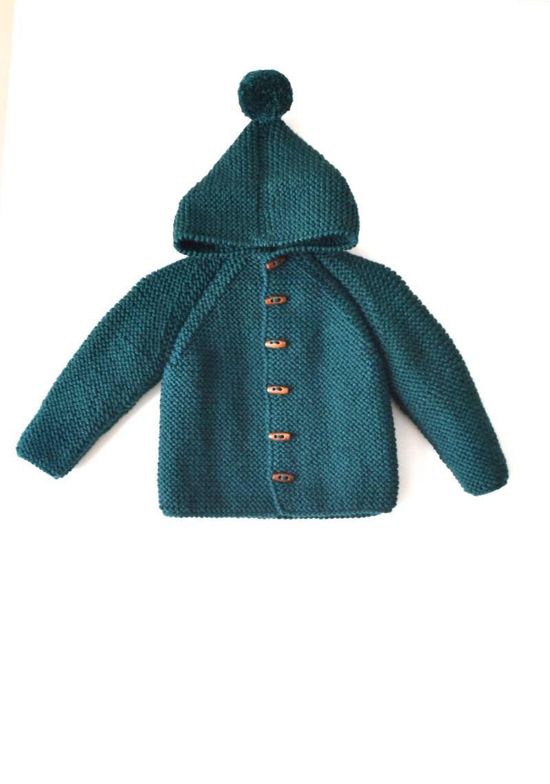 Neu Handgestrickter Unisex Kinder Kapuzenpullover/ Jacke, Chunky, Seeffelmantel, Raglan Mit Bommel, Bildfarbe Flaschengrün von NeslisHandcrafts