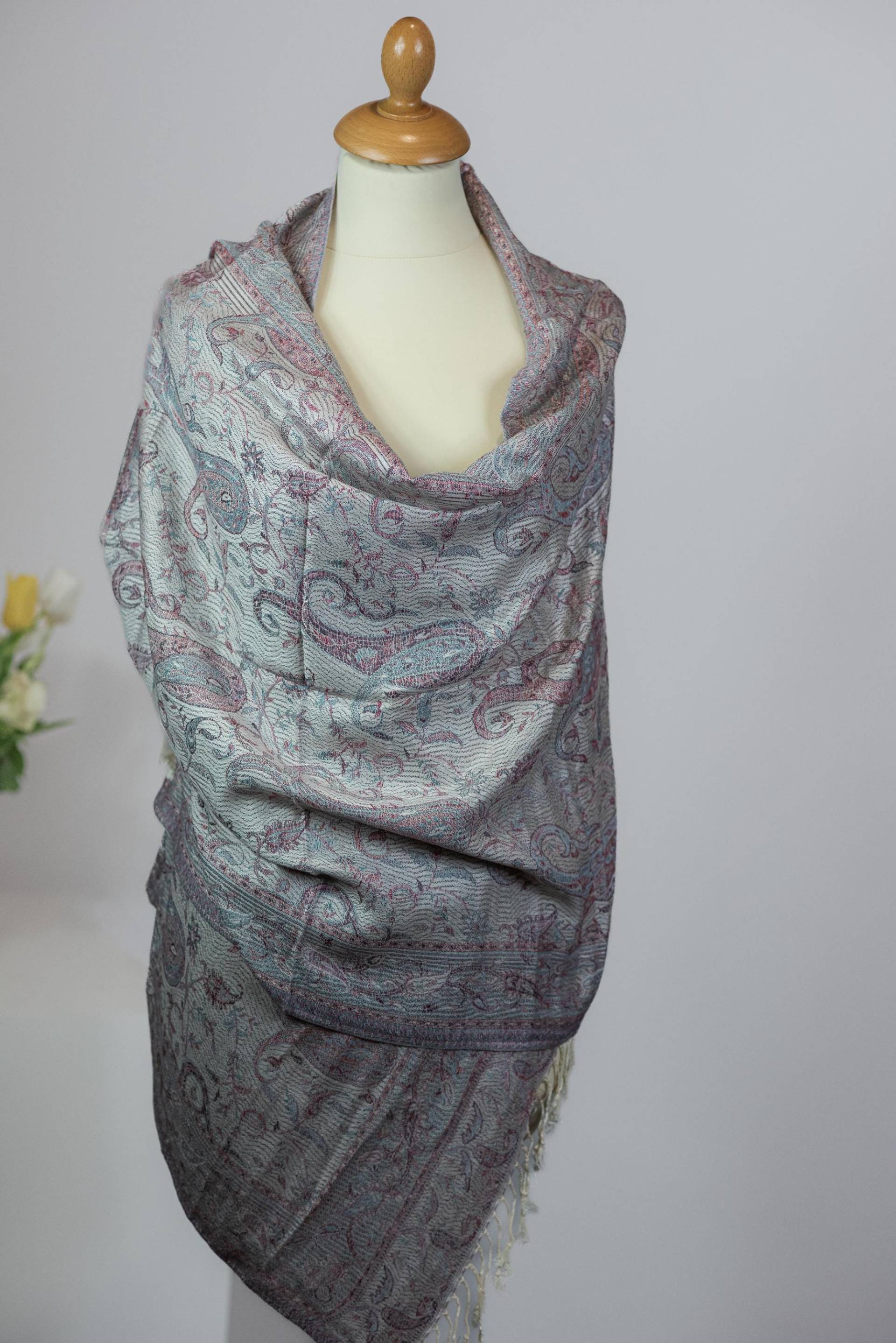Pashmina Schal-Luxuriöser- Grey - Weiß Blume Weich, Elegant & Exotisch von NesriniCollection