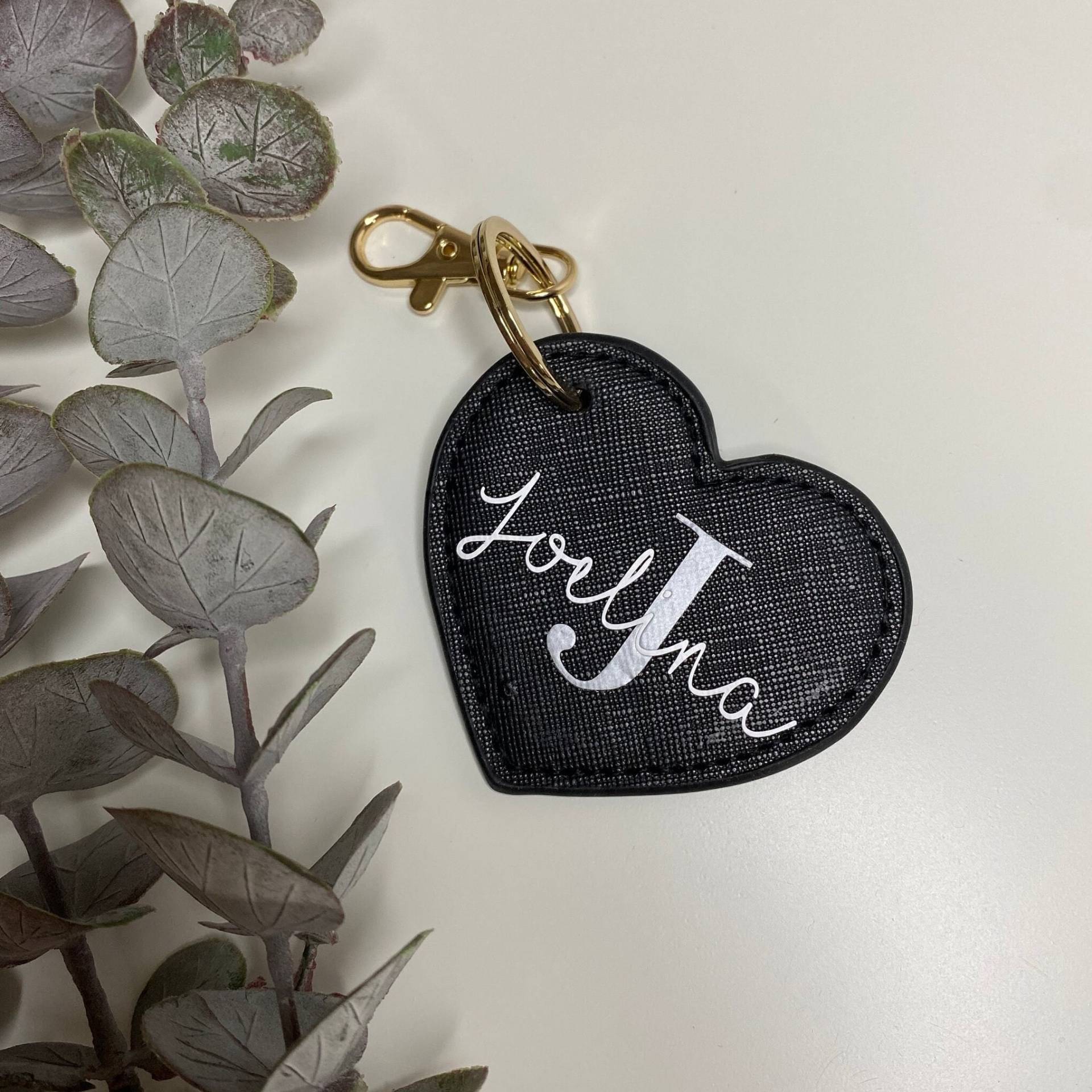 Herzanhänger Mit Namen Personalisiert | Kunstleder Mitbringsel Geschenk Geburt Hochzeit Geburtstag Geschenkidee von NessasGluecksmomente