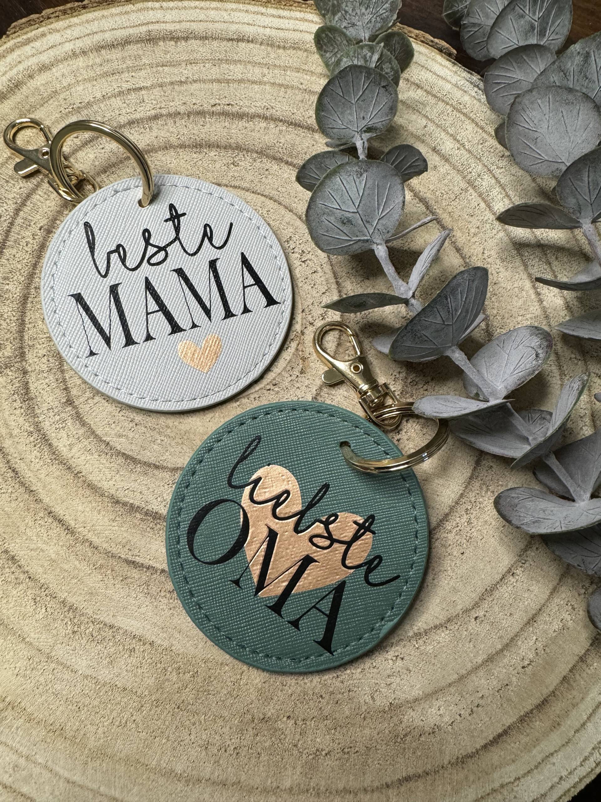 Runder Schlüsselanhänger Beste Mama Und Liebste Oma | Kunstleder Mitbringsel Geschenk Geburt Hochzeit Geburtstag Geschenkidee von NessasGluecksmomente