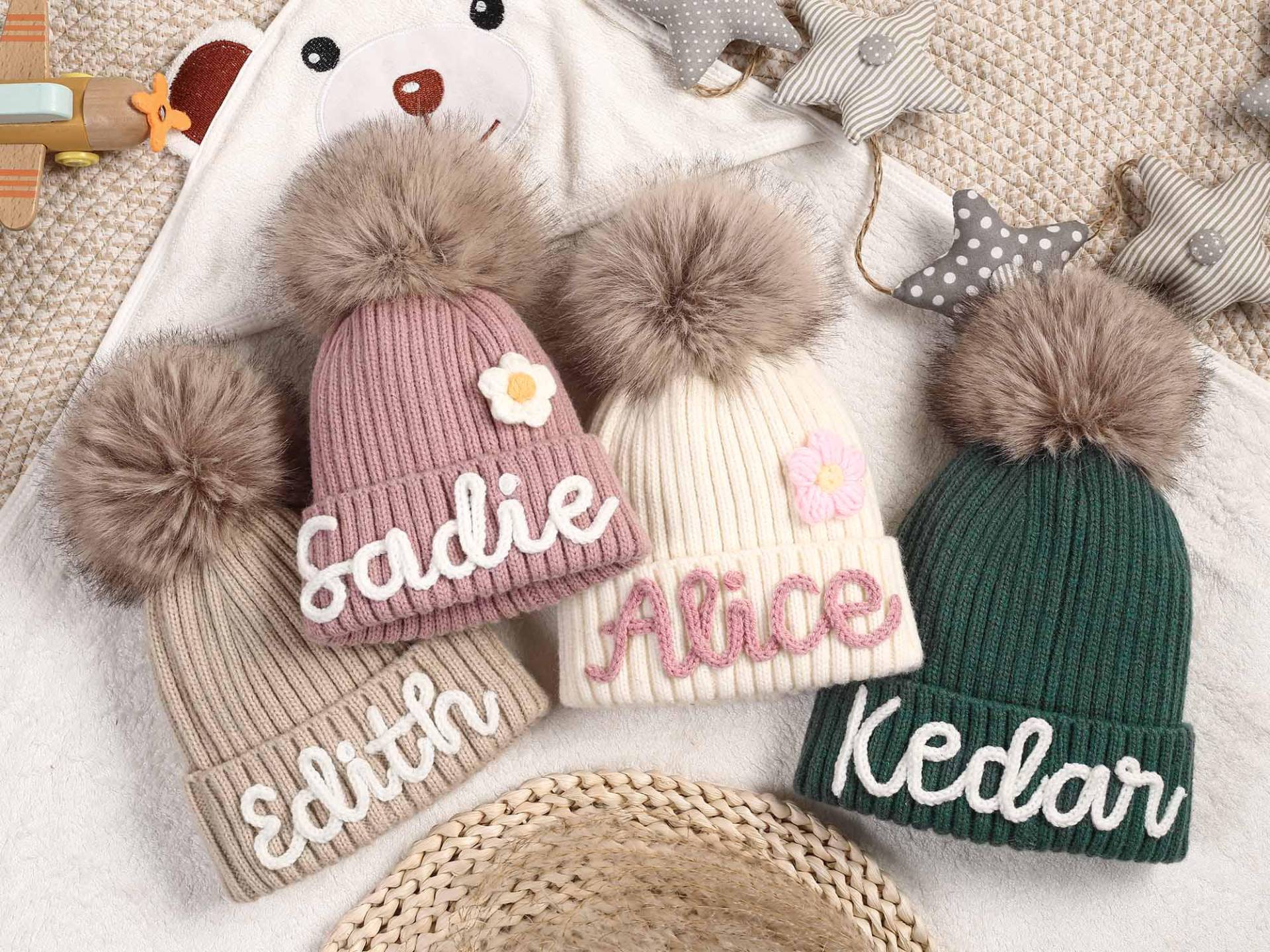 Personalisierte Gehäkelte Mützen, Babymützen Mit Namen, Wintermütze Für Baby Und Kleinkind, Benutzerdefinierte Familienmützen Bommeln von NestNovaCreations