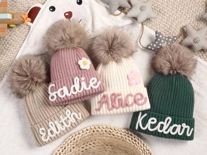 Personalisierte Gehäkelte Mützen, Babymützen Mit Namen, Wintermütze Für Baby Und Kleinkind, Benutzerdefinierte Familienmützen Bommeln von NestNovaCreations
