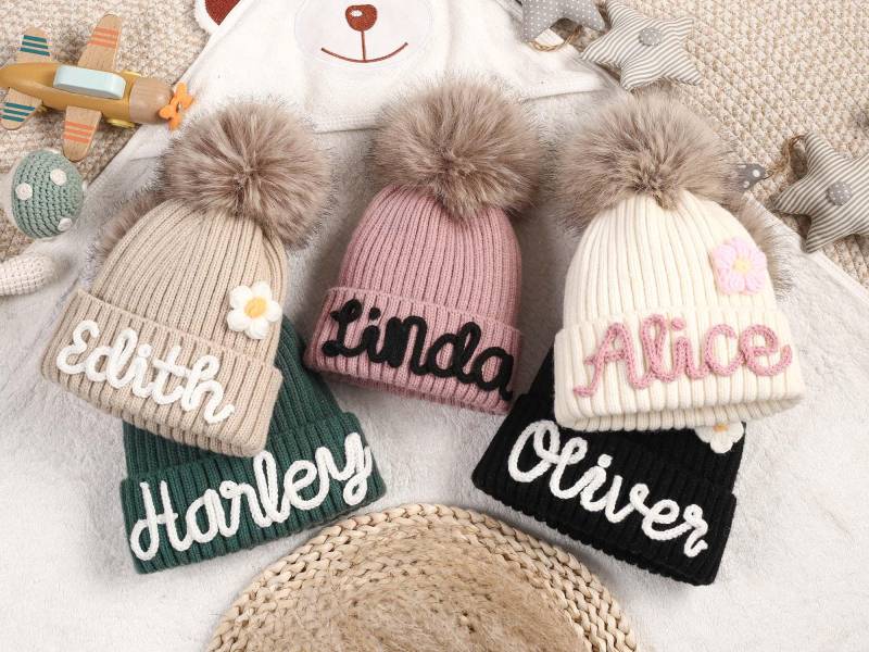 Personalisierte Häkelmützen, Babymützen Mit Namen, Mützen Pompons, Wintermütze Für Baby Und Kleinkind, Babypartygeschenk von NestNovaCreations