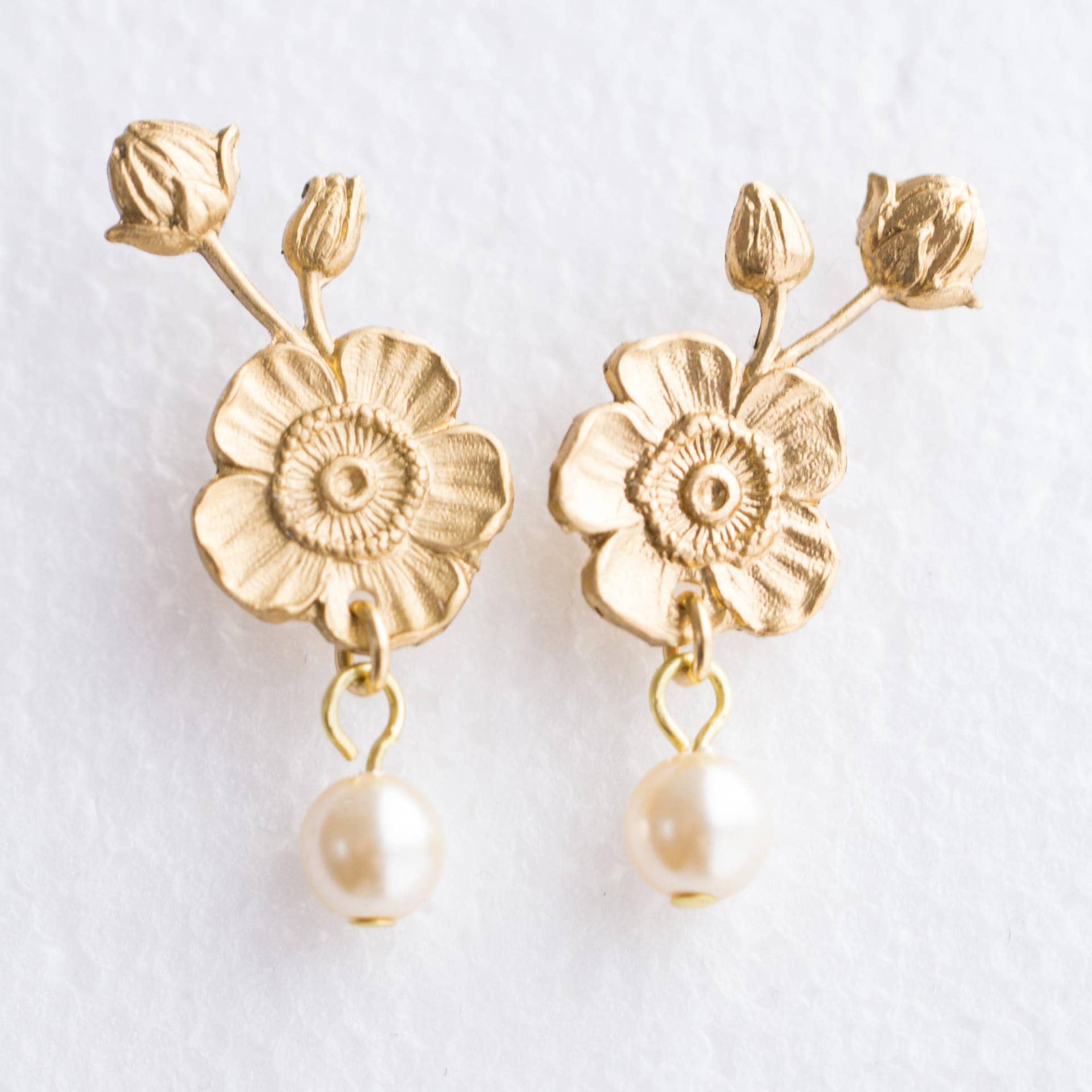 Goldene Blumen Ohrstecker Graviertes Messing, 14K Vergoldet Goldene Blumen Ohrstecker Graviertes Messing, 14K Vergoldet von NestPrettyThingsShop