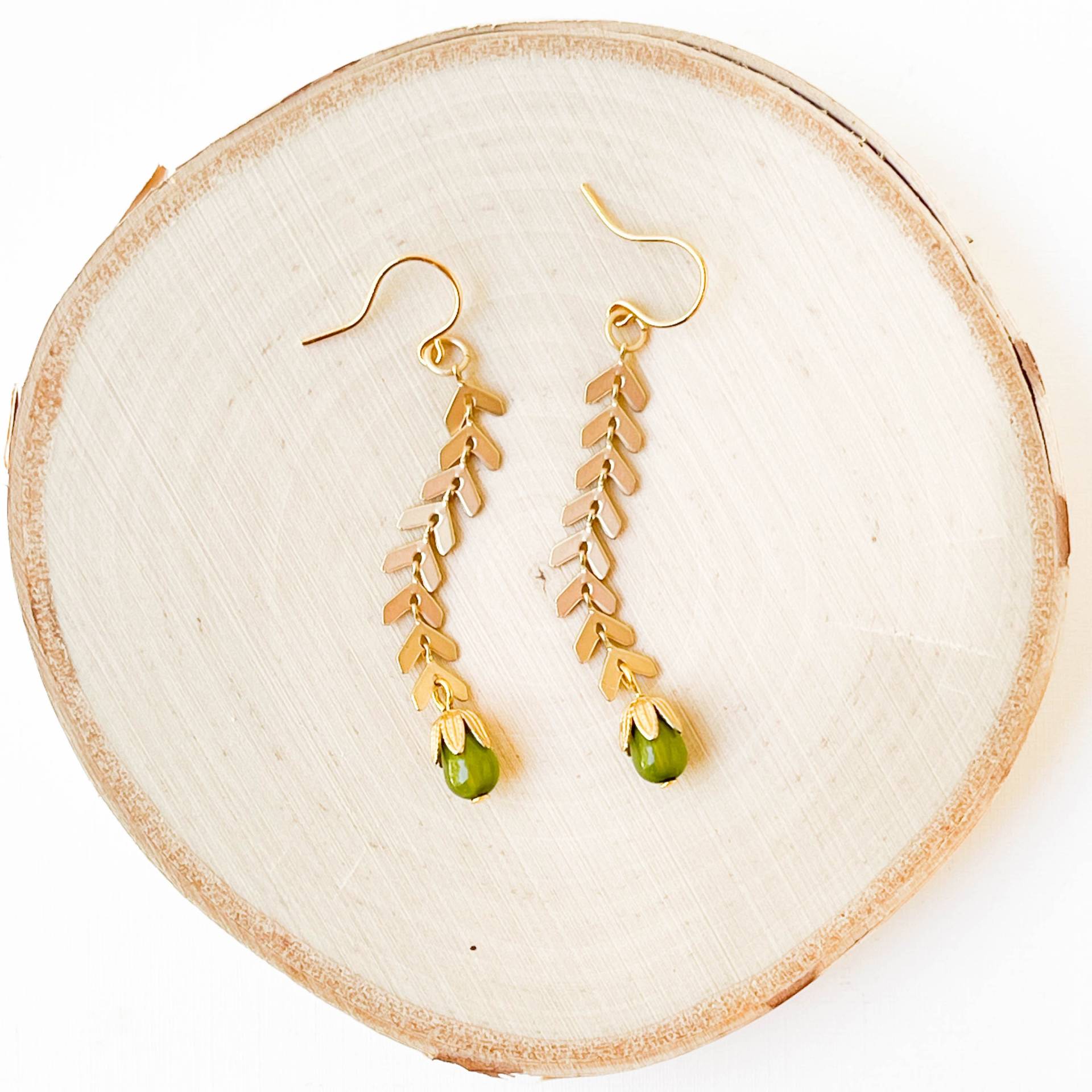 Lange Chevron Ohrringe Matte Gold Fischgrät Mit Grüner Perle Lange Chevron Ohrringe Matte Gold Fischgrät Mit Grüner Perle von NestPrettyThingsShop