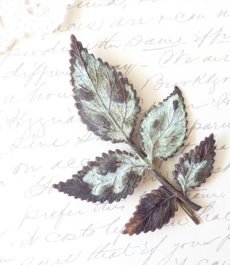 Blatt Zweig Haarnadel - Verdigris Woodlandleaf Bobby Pin Wunderliche Natur Braut Haarnadel Patina Wald Haar-Accessoire von NestingPretty