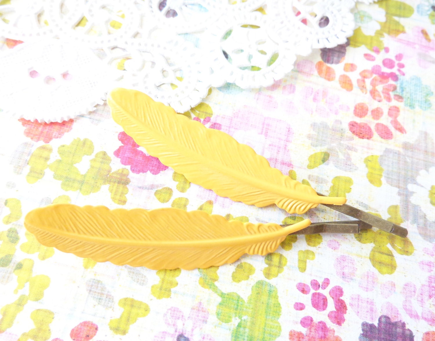 Gelbe Emaille Feder Haar Bobby Pins - Haarnadeln Wald-Kollektion Whimsy Braut von NestingPretty
