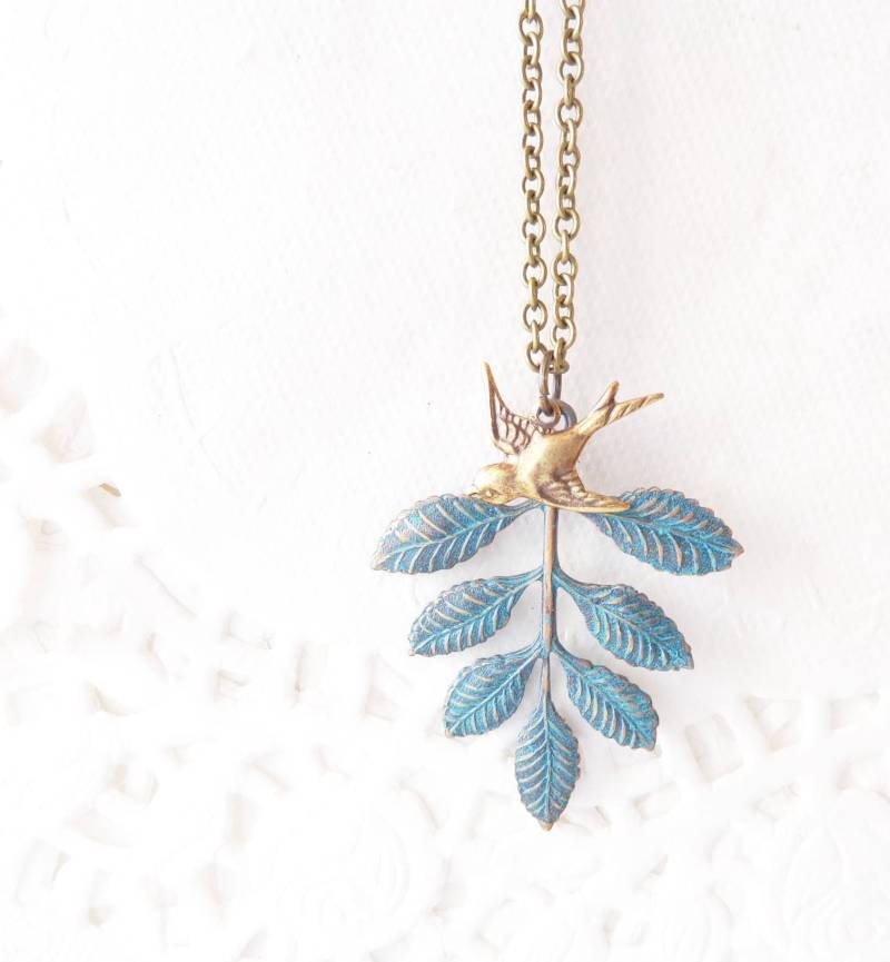 Verdigris Blatt Spray Spatz Halskette - Zweig Wald Layering von NestingPretty